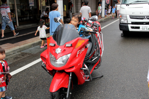 バイクに乗る子どもの画像