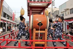 太鼓屋台で太鼓をたたくみなさんの画像