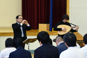 演奏する吉澤さんと永田さんの画像