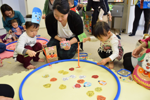 魚釣りゲームをする子どもの画像