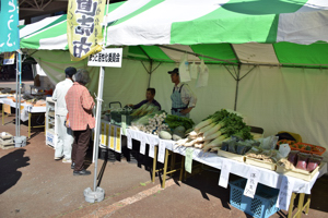 地元野菜を販売する画像