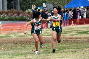 タスキを渡す小千谷中学校女子チームの画像