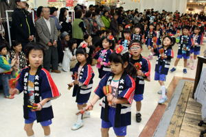 つくし幼稚園の園児によるよさこいの画像