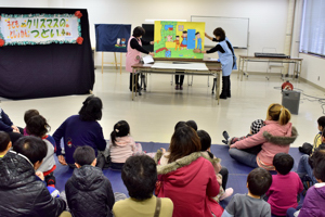 大型紙芝居の読み聞かせをするボランティアさんの画像