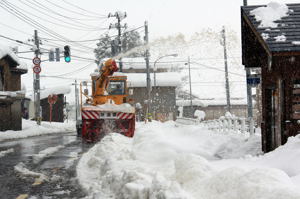 県道の除雪をする除雪車（7日）の画像