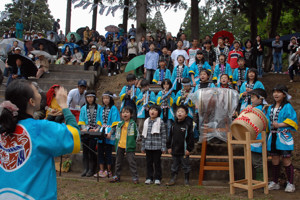 闘牛の歌を披露する東山小学校の児童の画像