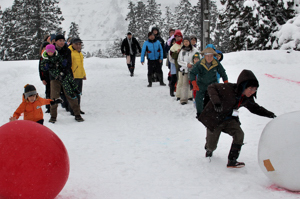 大崩雪まつりで雪上運動会を行っている画像