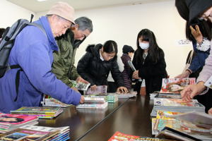 雑誌を見る来場者の画像