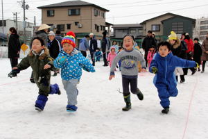 景品を目指して走る子どもたちの画像