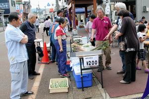 山菜を販売する屋台の画像