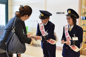 花の種を手渡す小学生の画像