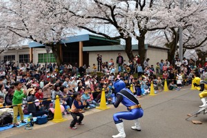 ニンニンジャーと一緒に踊る男の子の画像