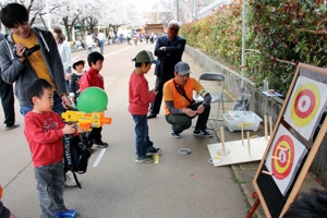 射的で遊ぶ子どもの画像