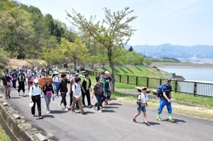 調整池を歩く参加者の画像