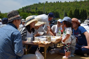 楽しそうに料理を食べる参加者の画像