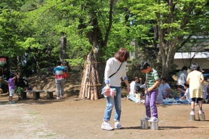 広場で遊んでいるこどもたちの画像