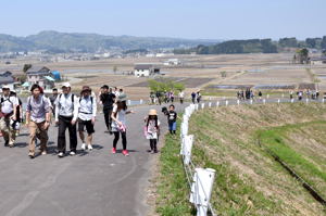 山本山を登る参加者の画像