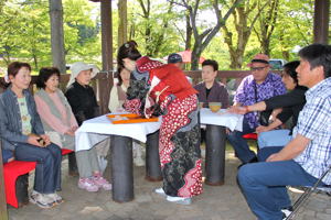 船岡茶会でお茶を楽しむ来場者の画像