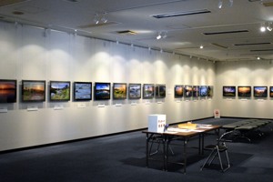 写真が展示されている会場の画像