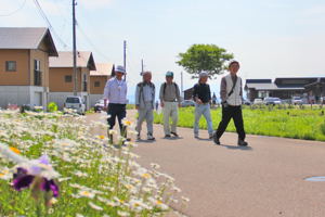 ふれあいの里を出発する参加者の画像