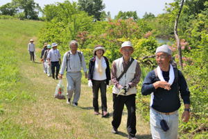 山菜を手に持って歩く参加者の画像