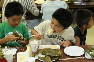 ちまきを食べる子どもの画像