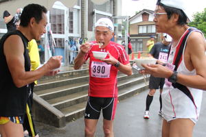 とん汁を食べる参加者の画像