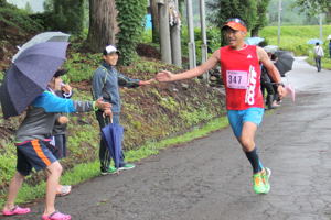 沿道の声援に応える参加者の画像