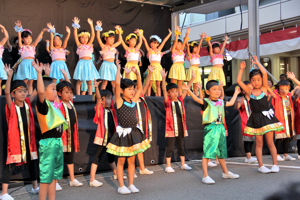 幼稚園児のお遊戯の画像