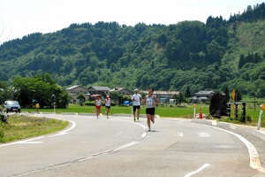 高場山を背に走る選手の画像