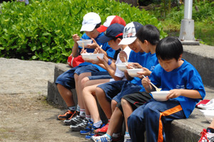 おいしそうに豚汁を食べる参加者の画像