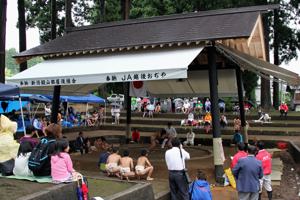 屋根ができた浅原神社相撲場の画像