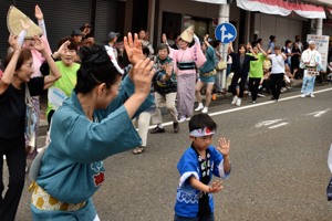 一緒に阿波踊りに参加する観客の画像