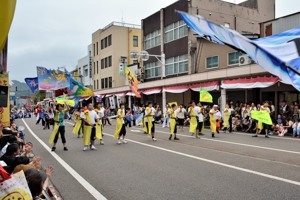 よさこいを踊る総合支援学校の子どもたちの画像