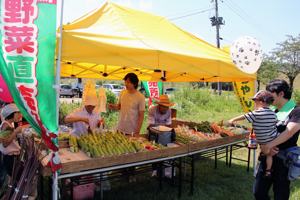 野菜を売る出店の画像