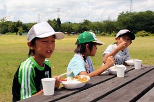 カレーライスを食べる子どもたちの画像