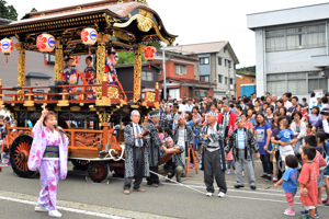 片貝大花火音頭を歌う中山あかりさんの画像