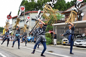 馬簾を披露する若者の画像