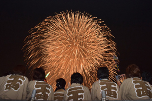 自分たちの花火を見上げる還暦のみなさんの画像