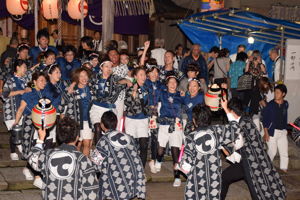 浅原神社で木遣りを奉納する各支部の若者の画像