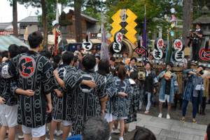 浅原神社で木遣りを奉納する若者の画像