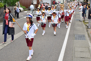 片貝の街中をパレードする児童の画像