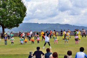 3B体操に参加する来場者の画像