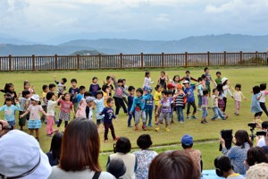 ダンスを披露する園児の画像