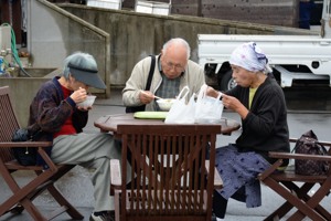 芋煮汁を食べる来場者の画像