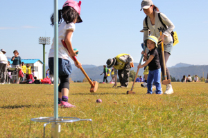 ゲームに挑戦する子どもの画像