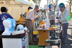 非常用食品の説明を受ける市民の画像