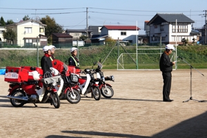 本部に被害状況を報告する郵便局赤バイク隊の画像