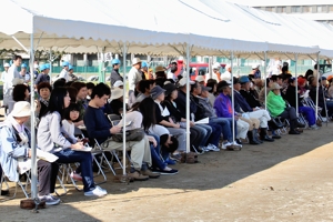 会場で訓練の様子を見守る市民の画像