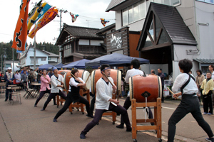 太鼓の演奏をしている画像